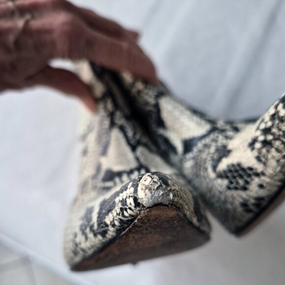 Schutz Bette Genuine Leather Snake Ankle Booties Low Heel Cream/Black Size 9.5 B - Picture 12 of 15